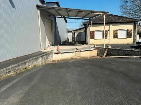 BUREAUX 680 m² SAINT PANTALEON DE LARCHE
