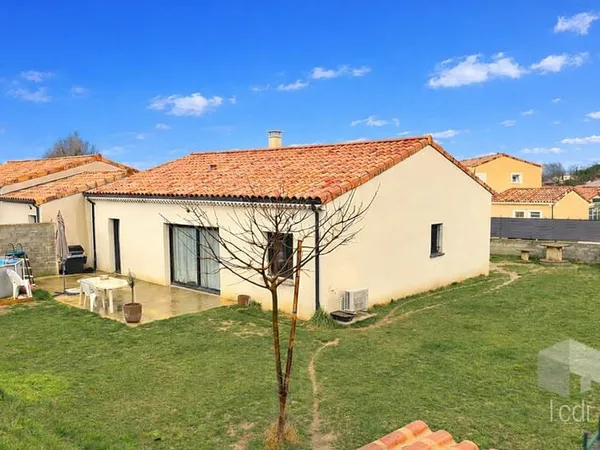 CHAROLS, maison de plain pied avec terrain de 500m2