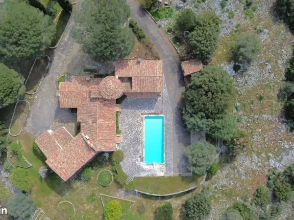 Maison 7 pièces 242 m²