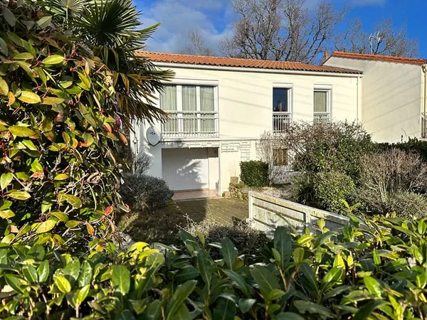 RAVISSANTE MAISON DE VILLE