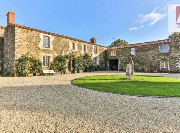 Maison 11 pièces 373 m²