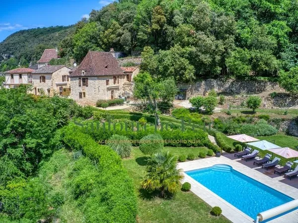 À 13 km au sud de Sarlat, vallée de la Dordogne.