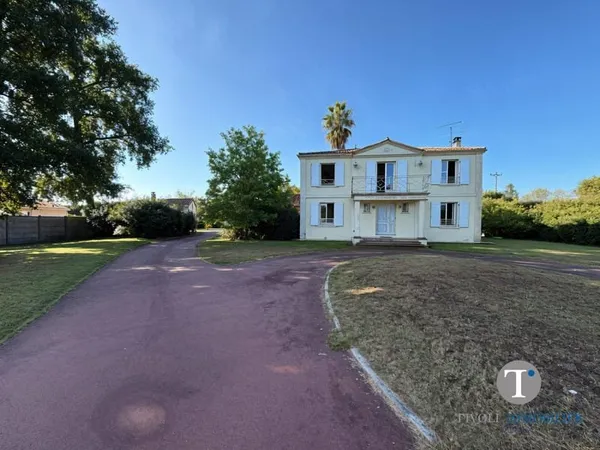 Maison 8 pièces 237 m²
