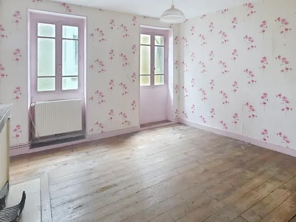 Maison de ville à rénover avec beau potentiel