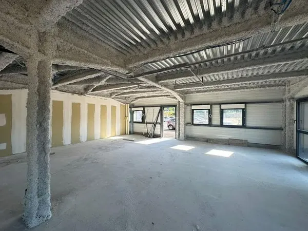 Local 100 m²