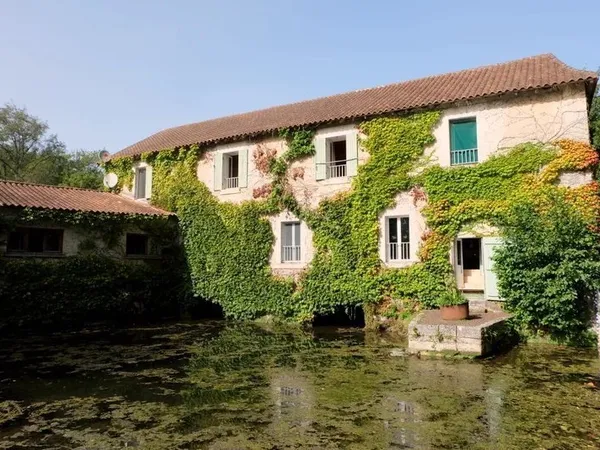 Moulin à eau du XVIe siècle à proximité de villages prospères