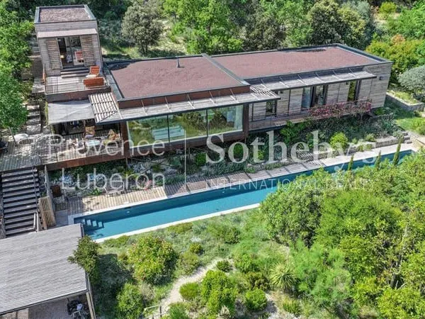 Maison d'architecte avec bassin de nage de 25 mètres