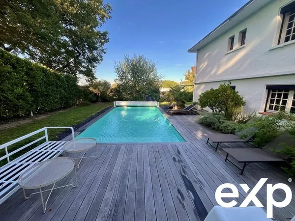Villa familiale avec piscine et prestations haut de gamme - Ra