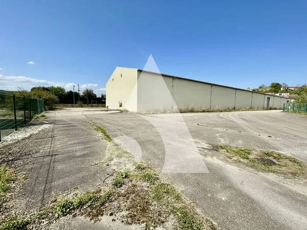 Entrepôt de stockage, bâtiment et terrain attenant - NEUFCHATEAU