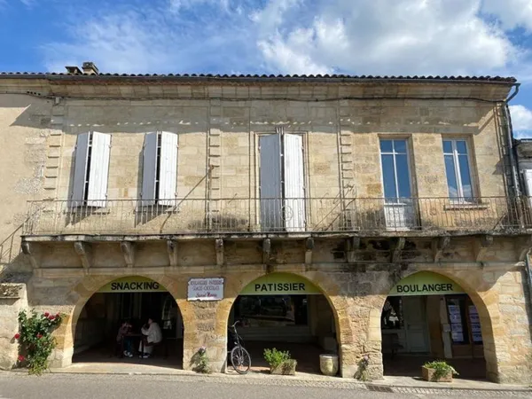 Idéal investisseur, maison XVIIe à très fort potentiel avec un local commercial / Sauveterre De Guye