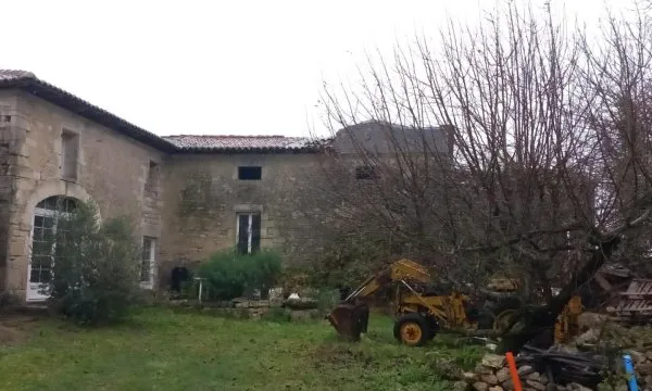 Maison de pierre 164 m², comprenant 6 pièces à rénover sur 1étage