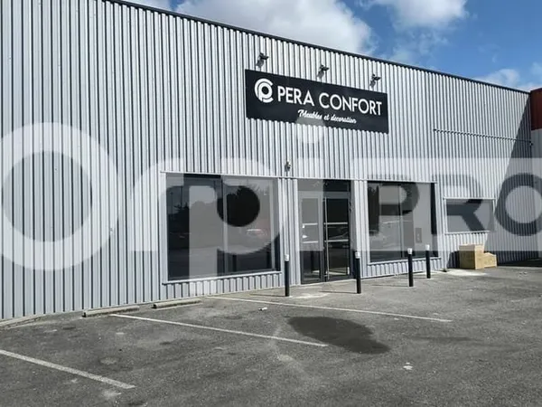 Local commercial 660 m²