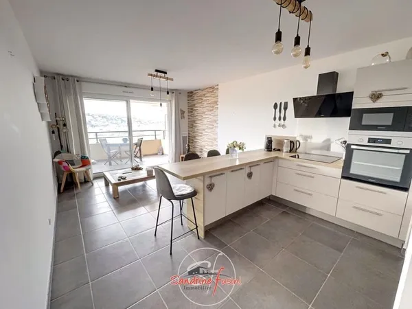 SAINT-LAURENT DU VAR : Dans bel immeuble de 2019 et bénéfici