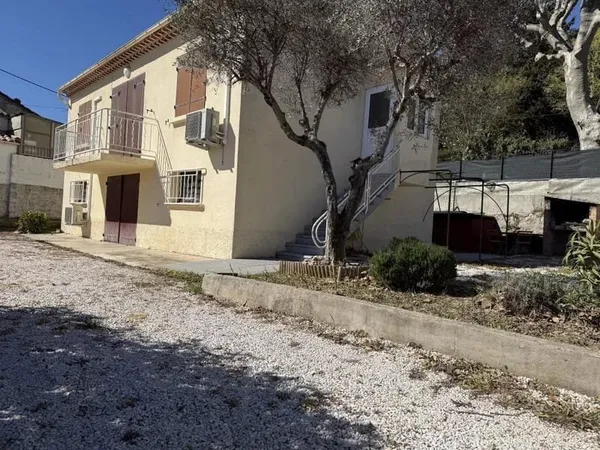 Villa de type 4 avec garage sur 582m² de terrain