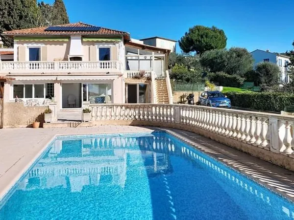 NICE-ST PANCRACE MAISON 6 PIECES PISCINE TERRASSES PARKINGS