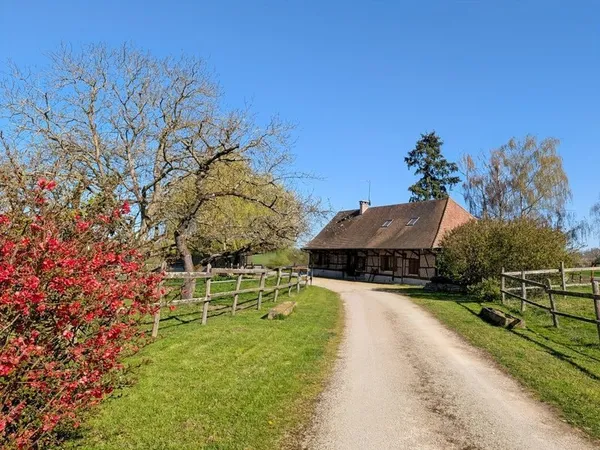 Rare à Lessard-en-Bresse : Ferme Bressane de 159 m2 Dépendance d'Exception et terrain de 8753 m2
