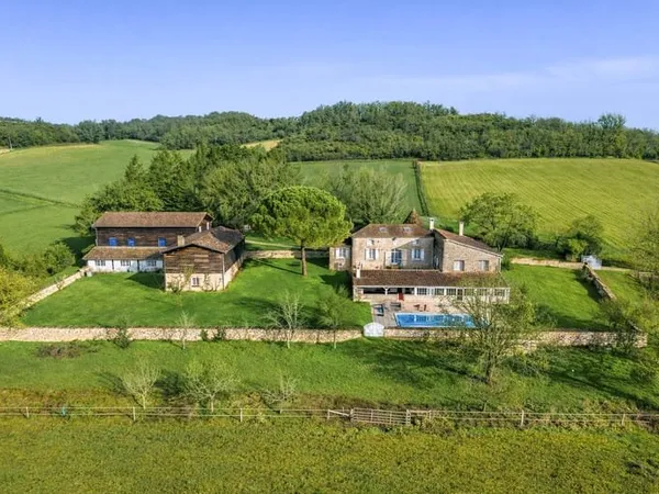 Manoir avec piscine, annexes, terrain et histoire à raconter