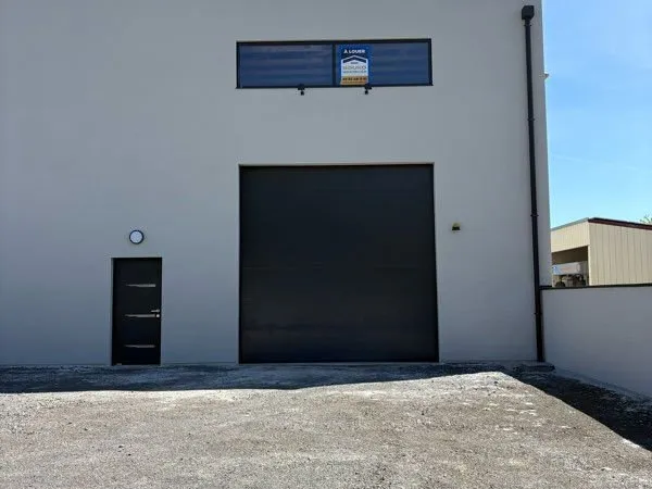 Local 200m2 au sol possibilité 400m2