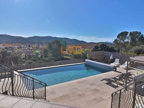 Maison 13 pièces 370 m²
