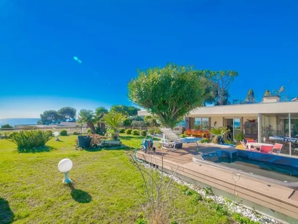 NICE OUEST/BIEN D'EXCEPTION / VUE IMPRENABLE / 4PIECES 125m2 / JARDIN de 330m2 /JACUZZI/ DOUBLE GARA