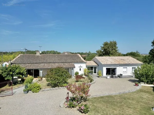 Proche de Duras - Propriété de 7 chambres avec dépendances, piscine et vue