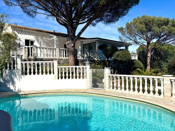 A VENDRE VILLA PROCHE MER 4 CHAMBRES APPARTEMENT INDEPENDANT PISCINE CAR PORT ET PARKINGS AUX ISSAMB