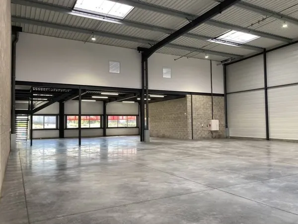 Local d'activité 943 m²