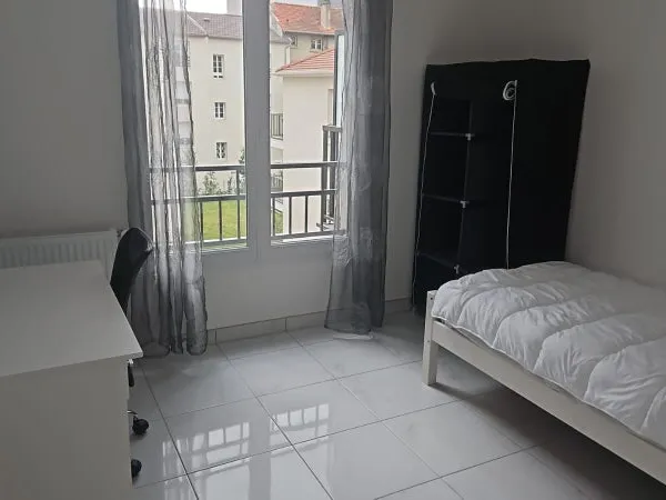 Room 10 minutes from ST lazare station