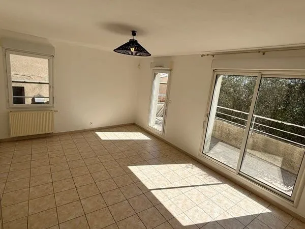 Location appartement 45 m2, centre ville Aubenas, non meublé, place de parking et extérieur