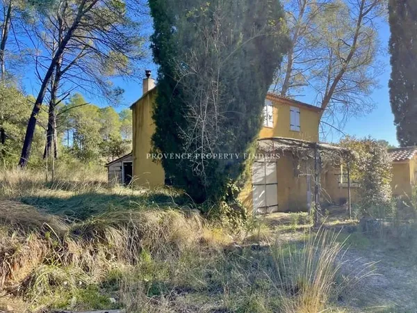Maison à rénover dans un quartier très recherché.