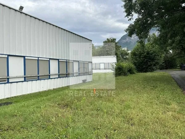 Local d'activité 1560 m²
