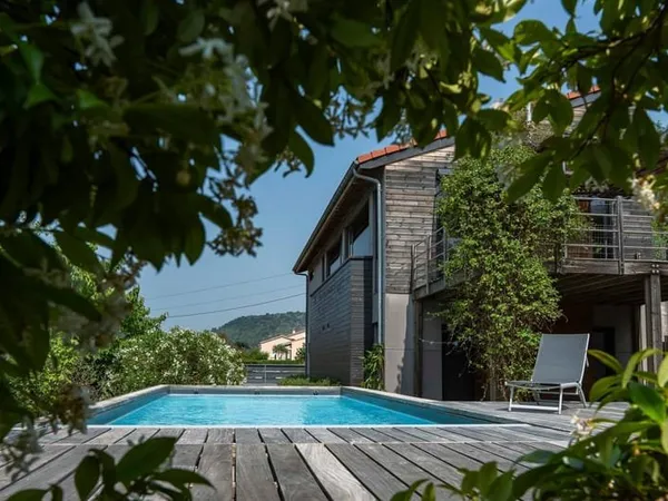 07140 Les Vans : Villa d`architecte avec Piscine