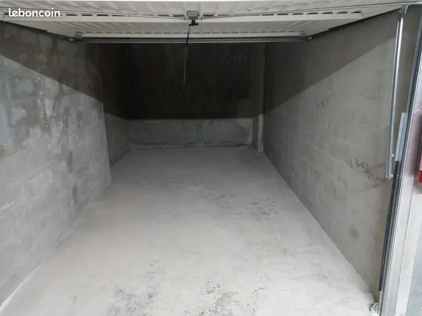 Garage fermé dans résidence sécurisée