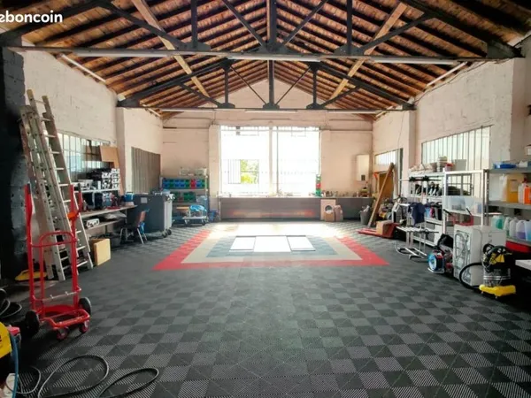 Local professionnel 700 m² - axe passant - fort potentiel