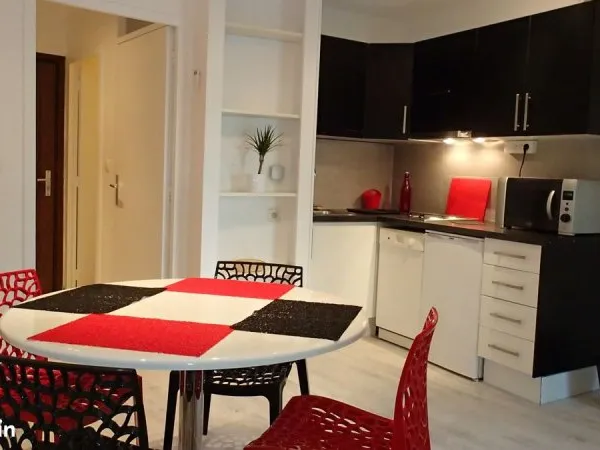 Joli Studio avec terrasse dans résidence avec jardin, piscine, laverie, DISPO 01.08.2026