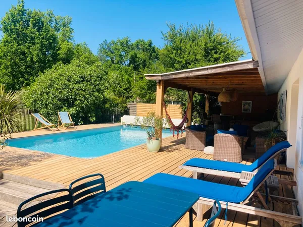 Maison plain pied avec grande terrasse, piscine et dépendance
