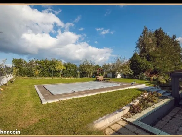 Maison plain-pied avec piscine et 1200m de terrain