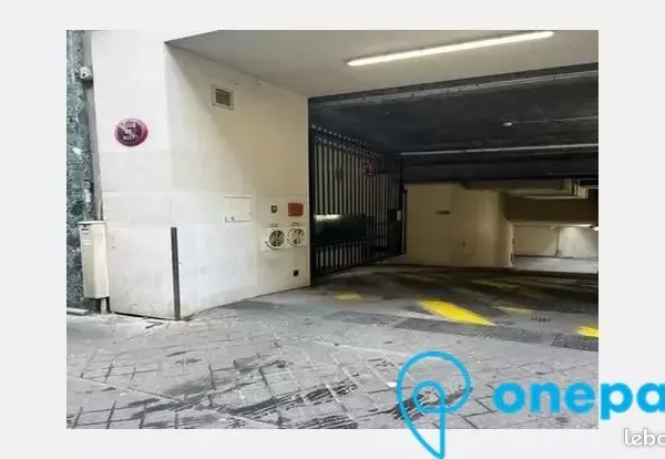 Parking/box 12 m² PARIS 02