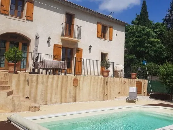 Maison de style vigneronne avec jardin et piscine