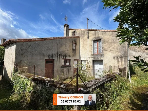 ENSEMBLE DE DEUX MAISONS DE VILLAGE A RESTAURER, COURETTE, GARAGE et JARDIN 785 m²