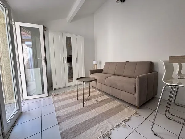 Oullins, charmant studio meublé avec terrasse