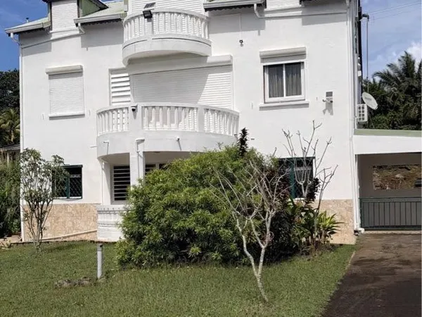 Maison familiale avec appartement indépendant - Petit-Bourg - 174 m² sur terrain de 1050 m²