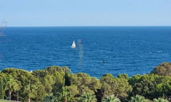 Villa à raser sur beau terrain de 2 400 m²