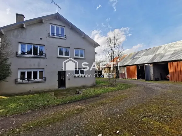 Grande maison de 284m2 à rénovée divisée en 3 appartements avec dépendances de 478m2 environ