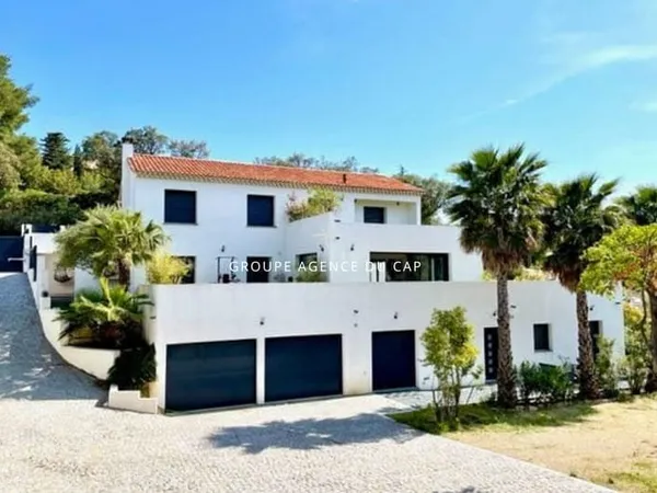 VILLA RECENTE DE 300M² AVEC 6 CHAMBRES, PROCHE DU CENTRE VILLE DE SAINTE MAXIME