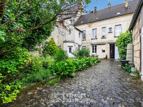 Ensemble immobilier de caractère avec grand jardin et annexes en centre historique