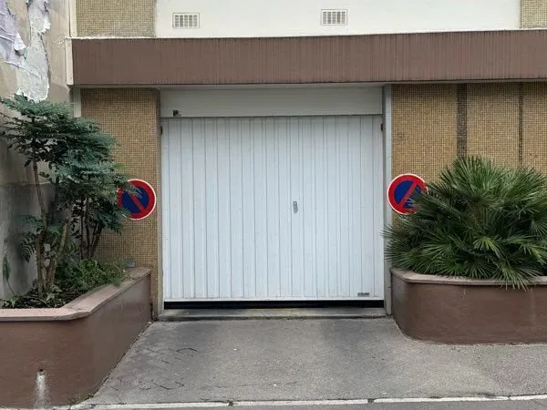 Grand parking moto ultra sécurisé Paris 11 - souterrain - télécommande