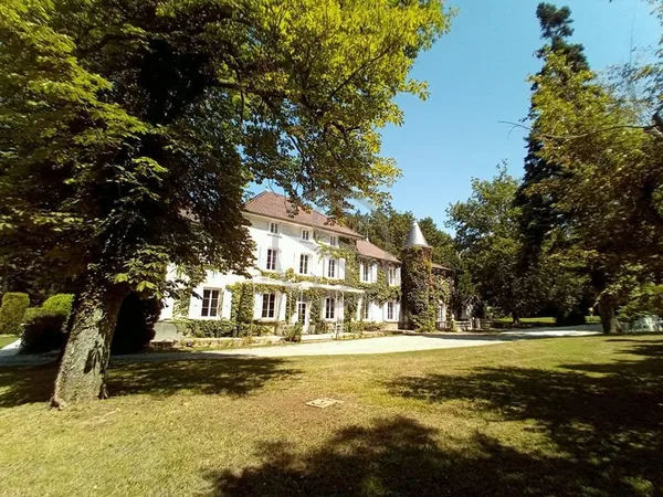 Domaine d'exception - Château de caractère avec activité économique structurée