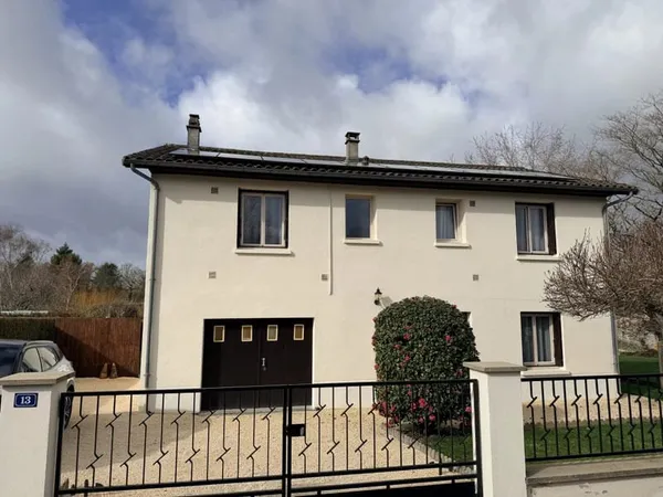 Grande maison individuelle de 5 chambres, entièrement rénovée, dans un joli village