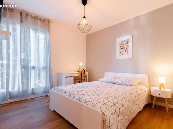 Chambre lumineuse dans un Appartement T4 à Roseraie